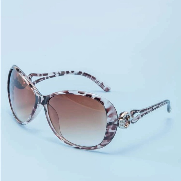 Accessories - Tinted Mocha Brown Oval Lens Sunglasses NWT